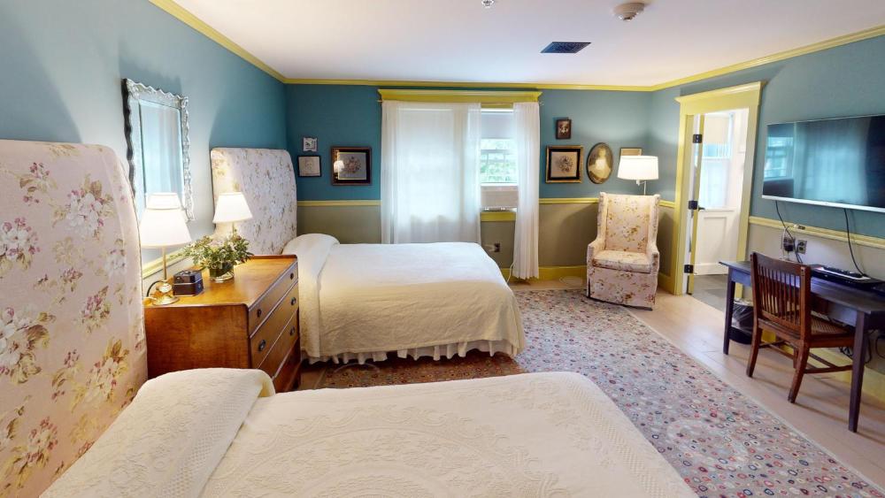 Two Queen Maple Glen Room interior