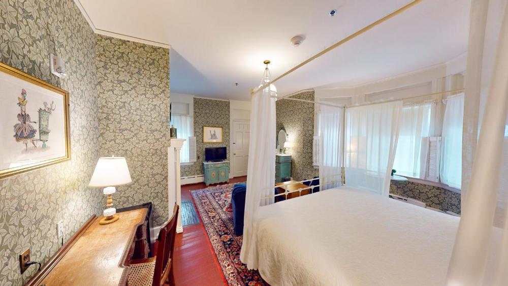 Deluxe King Room interior